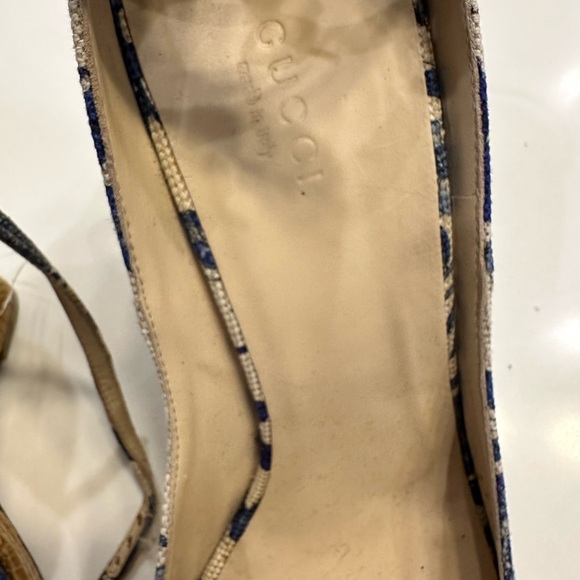 Gucci blue and cream colored platform heel with gold bar. - Picture 2 of 9